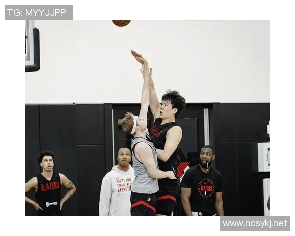 开拓者媒体人:杨瀚森防挡拆沉退过多,明星后卫时易吃亏 开拓者媒体人:杨瀚森防挡拆沉退过多,明星后卫时易吃亏